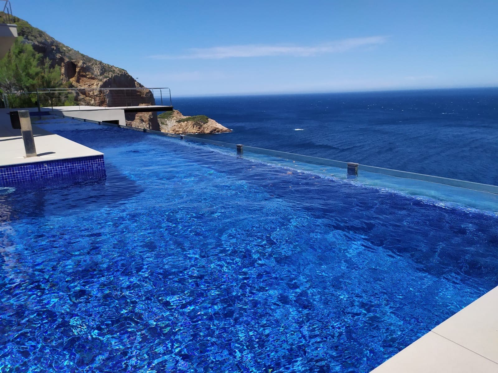 Piscina de hormigón con acabados premium